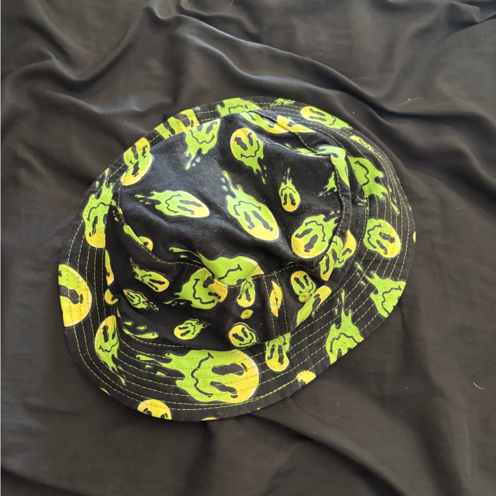 Black and Green trippy smiley face Bucket Hat
